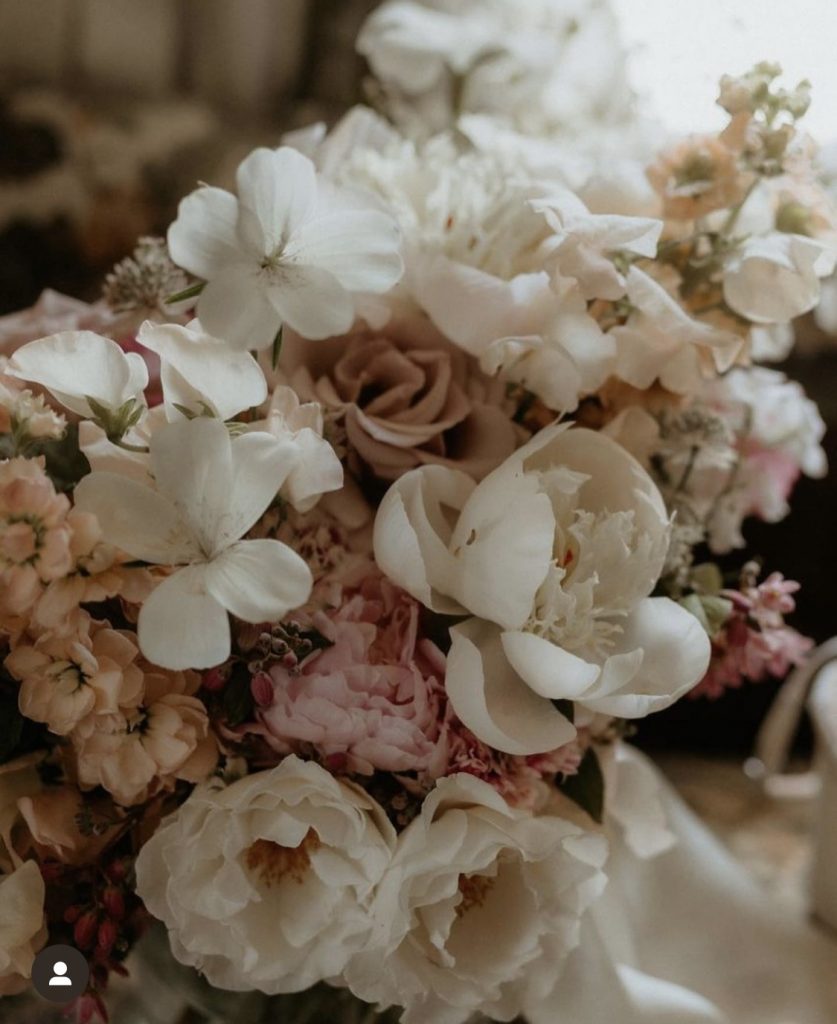 stunning wedding flowers