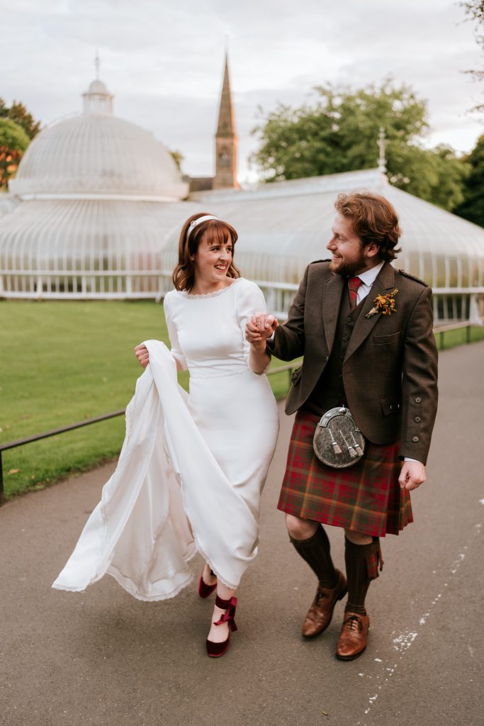 bride and groom in glasgow botanics